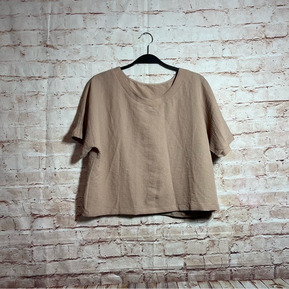 Tan short sleeve oversized dressy crop top size medium - Picture 5 of 6